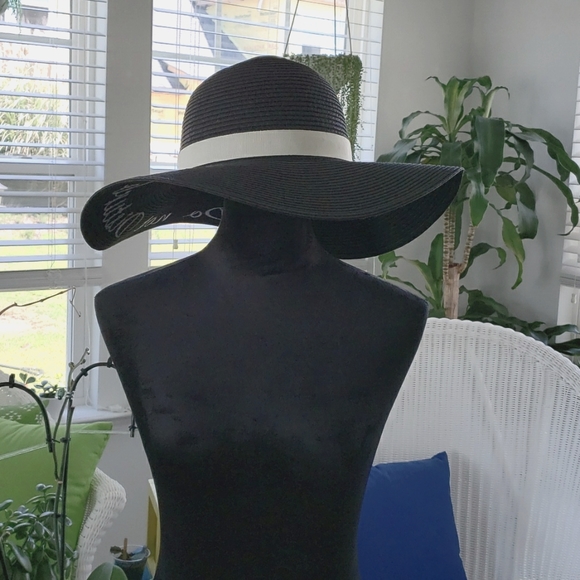 Black Wide Brim Embroidered Hat - Picture 5 of 5